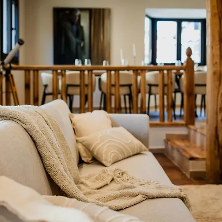 Newly Built 5 Bdrm Cozy In Appartement