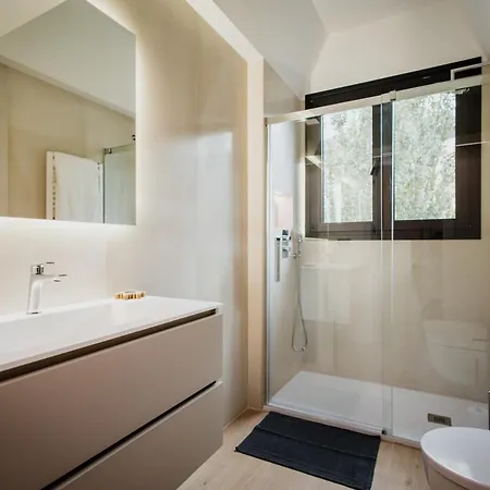 Newly Built 5 Bdrm Cozy In *