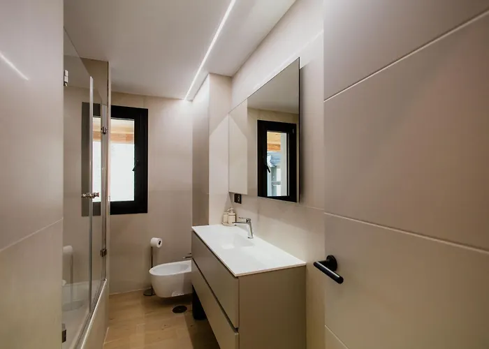 Newly Built 5 Bdrm Cozy In Διαμέρισμα *